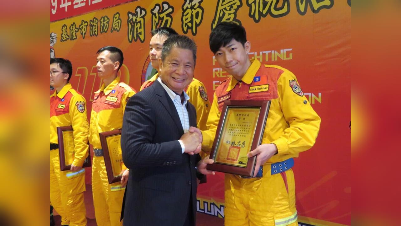 快新聞/詹能傑曾獲同仁讚「滿門豪傑」!胞弟也是消防英雄 接噩耗急返家