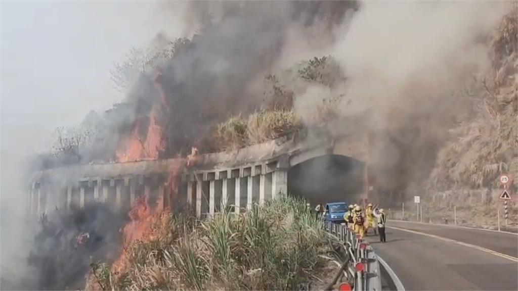 燒到隔天！阿里山大火延燒1公頃 直昇機灑水灌救 林務局員工遭落石砸傷