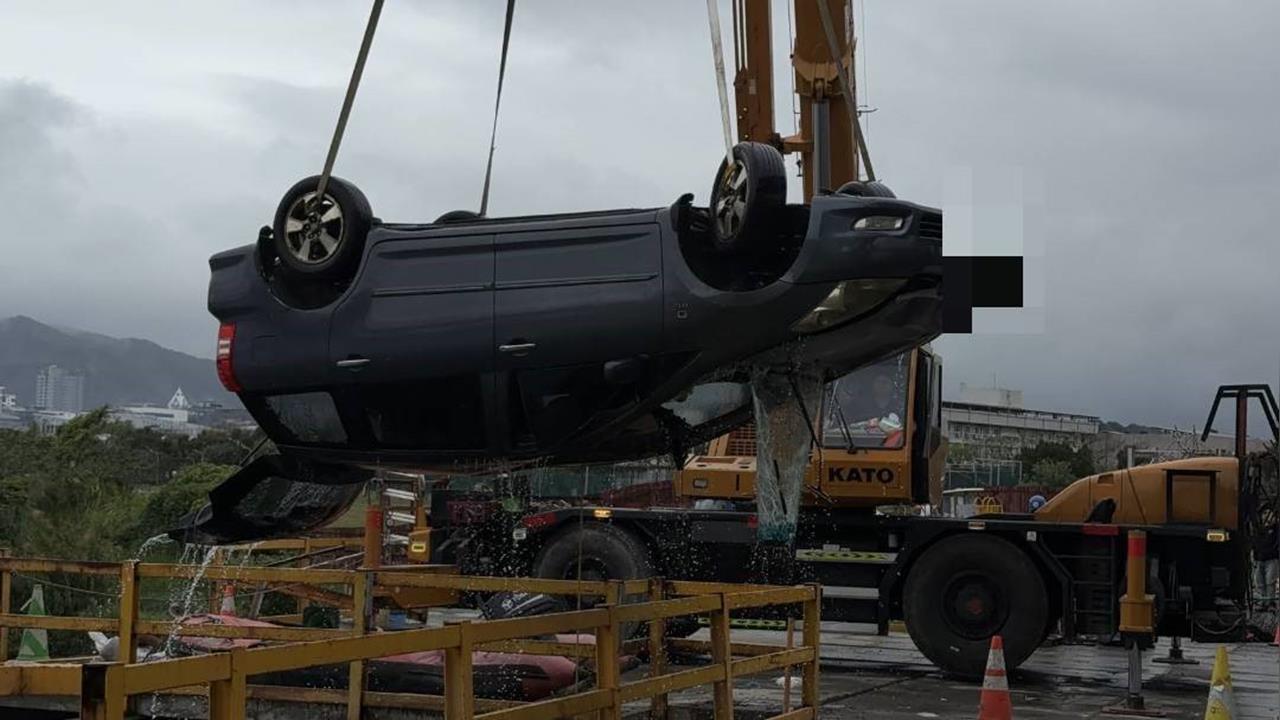 快新聞／北市民權大橋汽車墜河！包商夫妻受傷　今晨車輛打撈出水