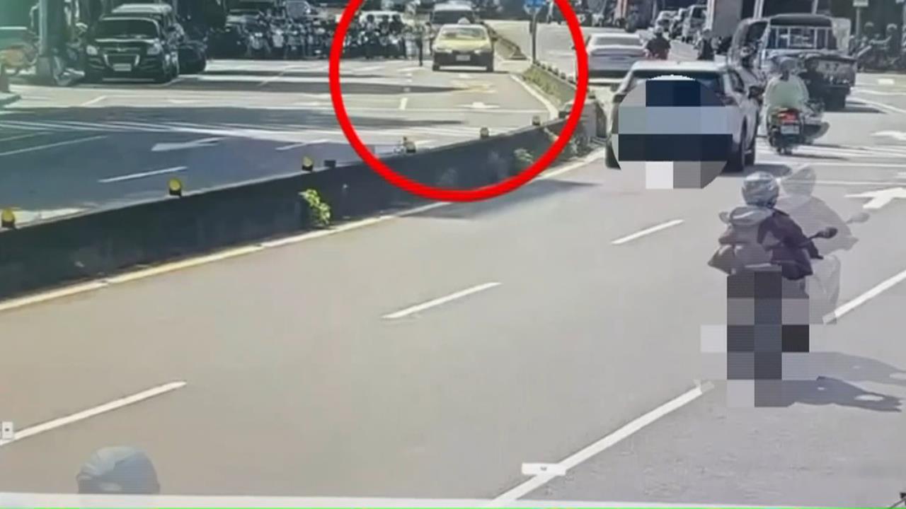 警察面前闖紅燈！計程車跑給警追　違規罰單2700元起