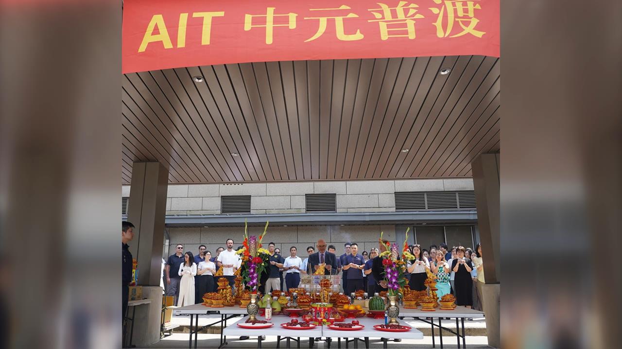AIT普渡太懂台　谷立言拿香、拜空心菜、乖乖　誠意爆棚