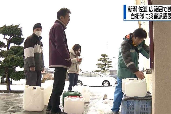 寒流凍裂水管 日本新潟、石川上萬戶停水