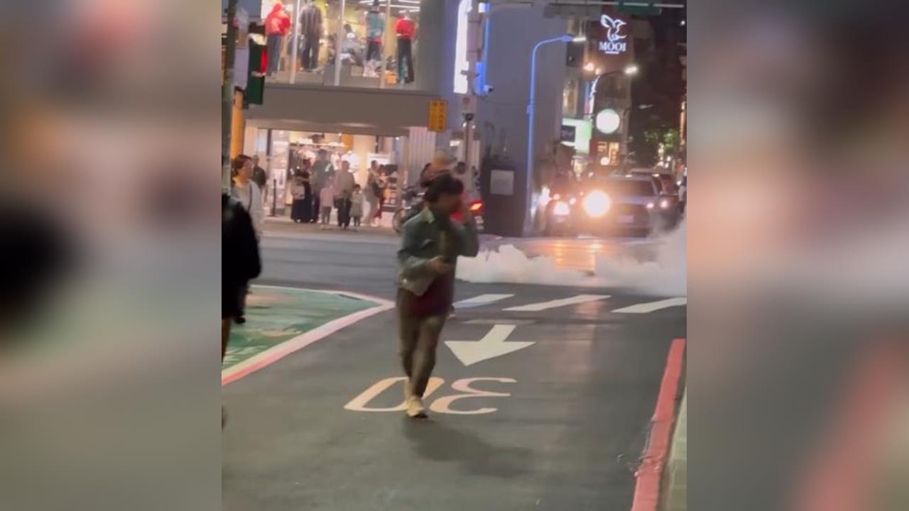快新聞/驚!男子丟煙霧彈後又隨機砍人 北捷炸彈客逃中山站後百貨墜樓
