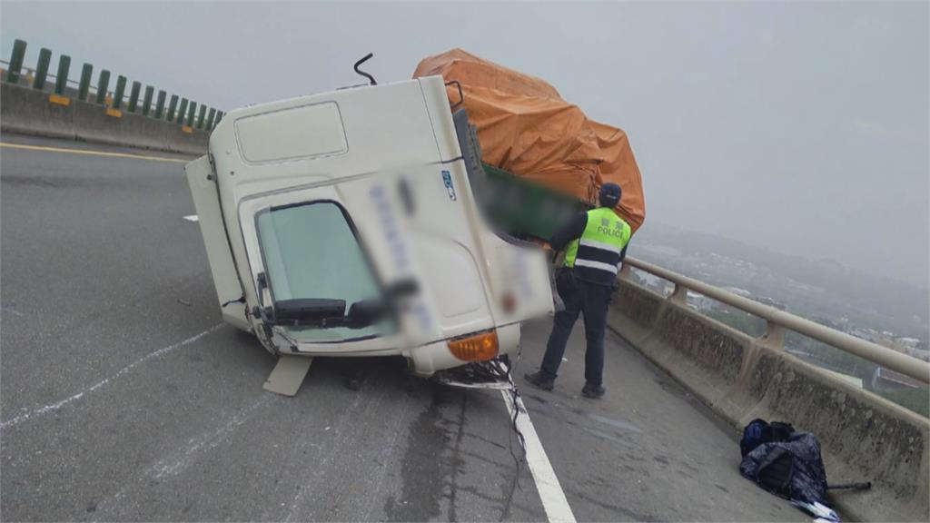 大貨車滿載鴨子追撞拖板車　車頭直接斷裂被拖行