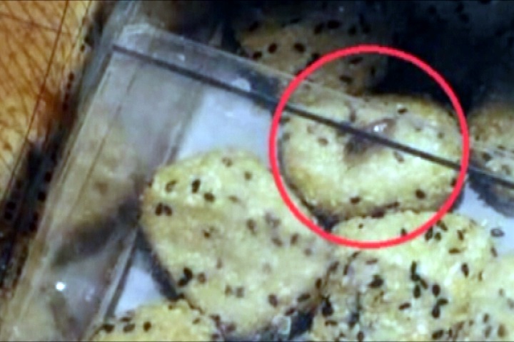麻糬上有蟑螂！店員竟當場抓出踩死