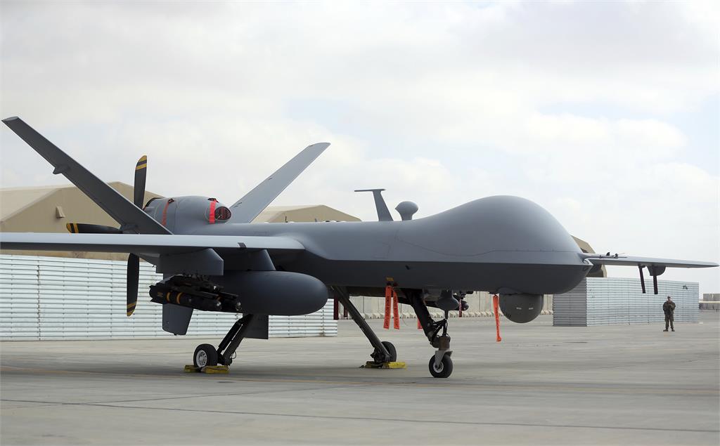 監視中國西南群島活動部屬　駐日美軍「MQ-9死神無人機」降落滑出跑道