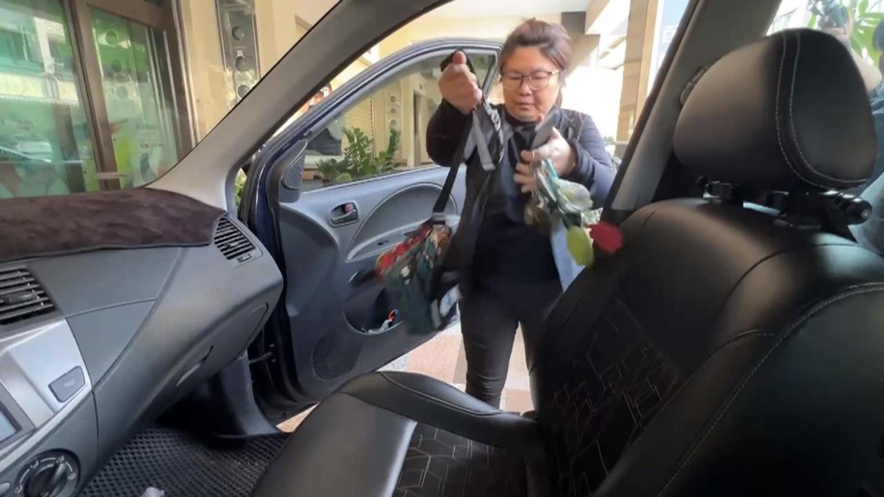 求救！鑰匙、包包鎖車內好友火速救援　在台法作家讚：台灣人情味一直都在