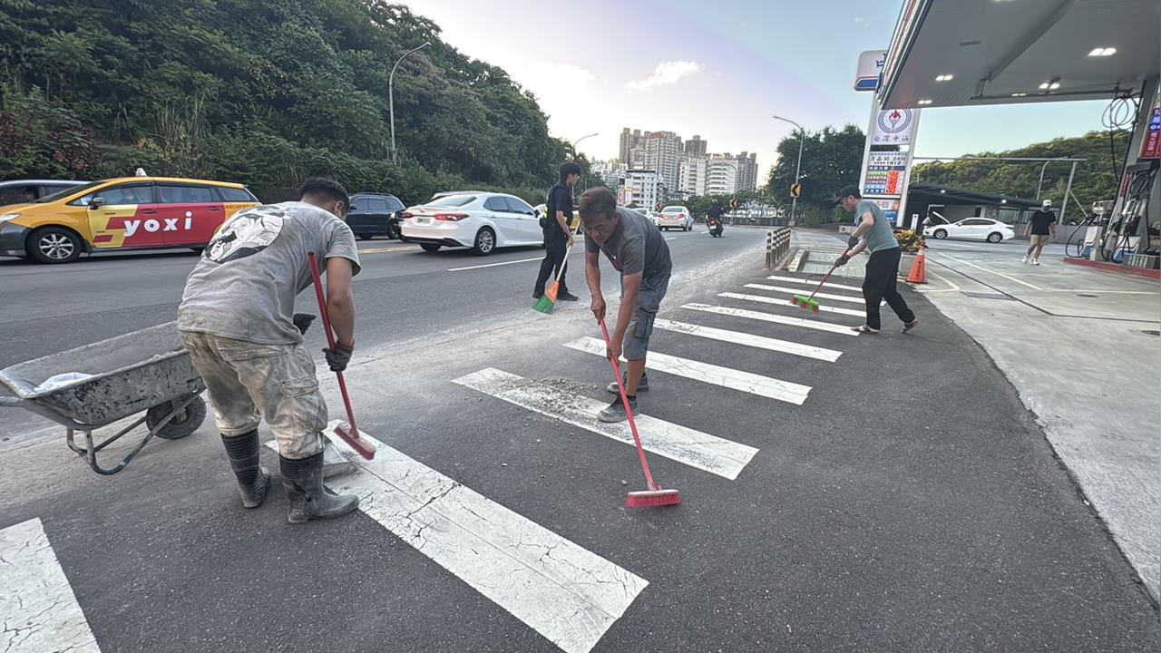 基隆麥金路砂石掉滿地　警方1.5小時逮人卻未馬上清理害人傷