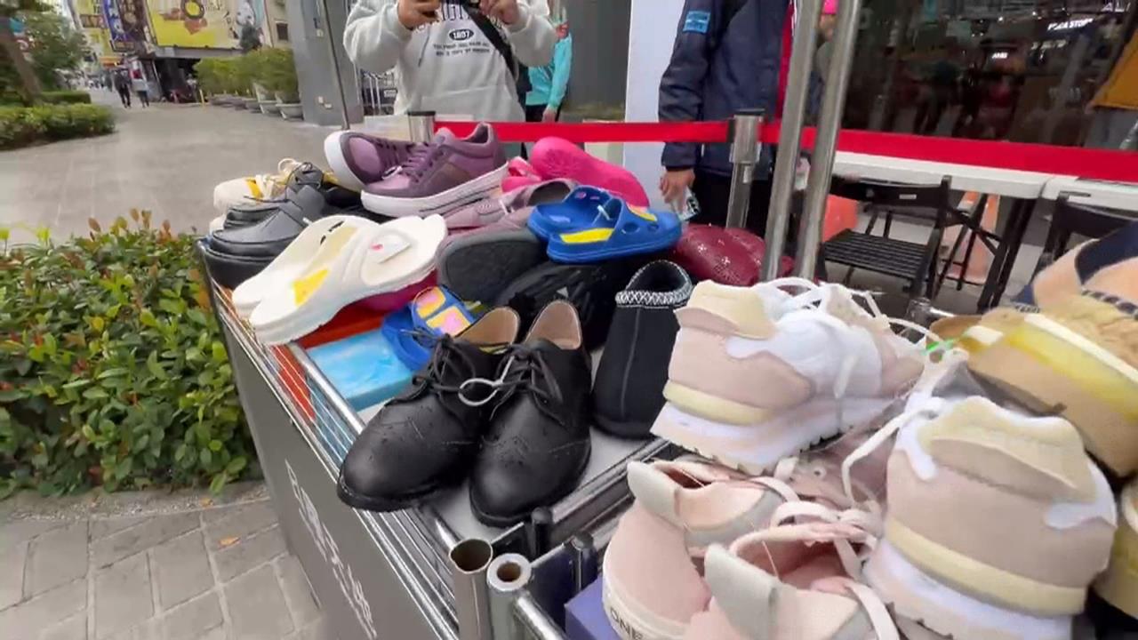 台中Outlet邀民眾化身投手　投中指定區域「名牌鞋免費送」