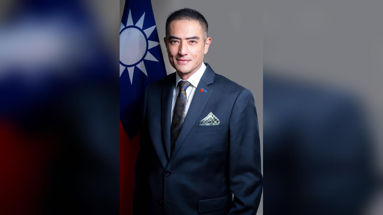 快新聞/駐馬紹爾新大使上任!網讚官方照像明星「帥到以為是AI」