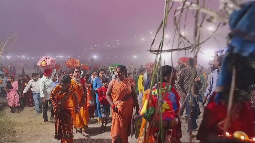 印度教祝一年一度太陽神節　信徒不怕「毒泡泡」照樣準時祈禱
