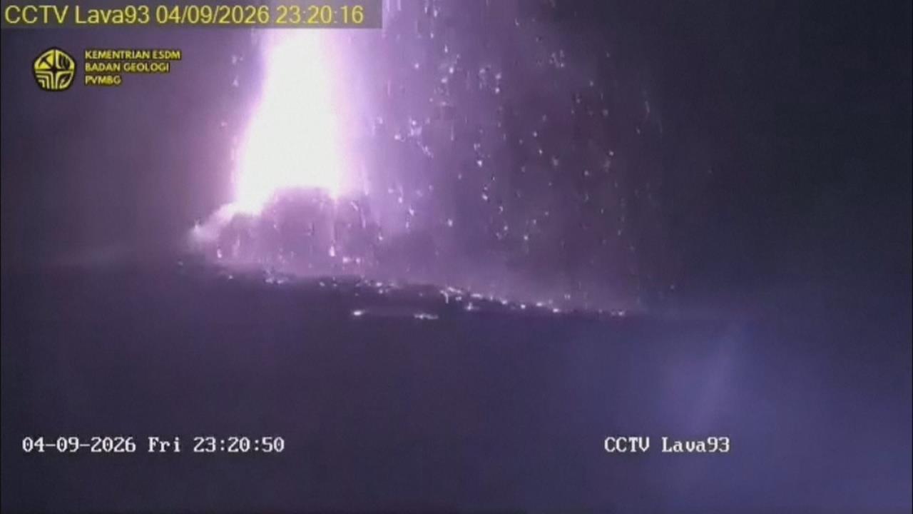 印尼「喀拉喀托之子」火山噴發　火山灰飄散！雅加達機場暫停起降