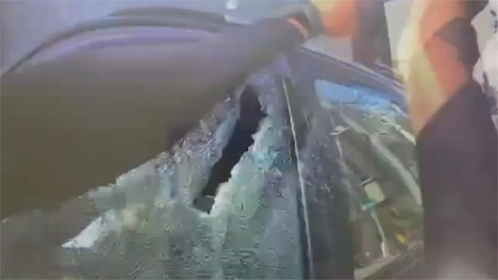 駕駛拒檢加速逃逸　受困車陣遭警破窗逮人