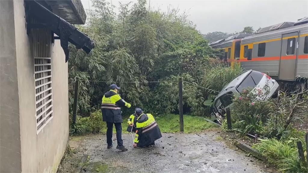 台鐵平溪段 休旅車撞上區間車 疑違規穿越平交道 幸無人傷