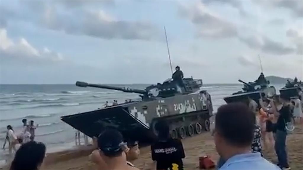 裴洛西訪台！中國戰車「集結廈門沙灘」　戲水遊客看傻眼影片瘋傳