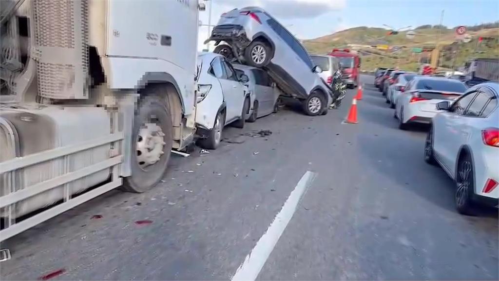 聯結車爆胎追撞5車釀7傷　休旅車遭整輛剷起