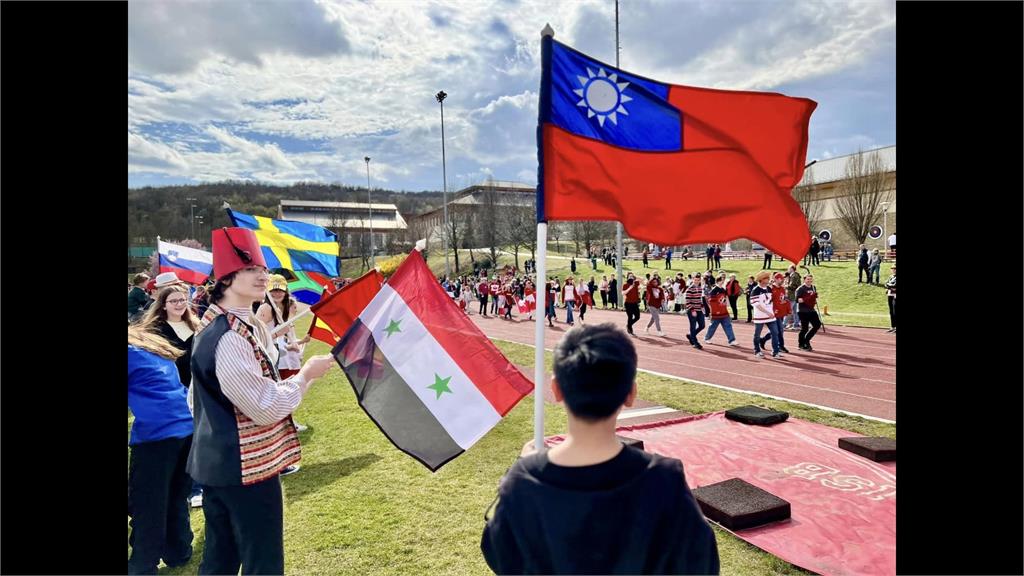 小小外交大使宣傳台灣！　駐匈代表兒讓台灣國旗飄揚