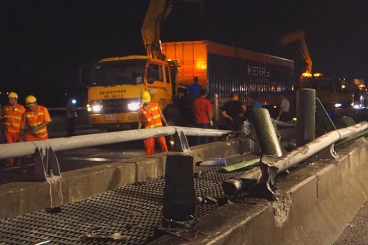 貨櫃車肇事衝向對向車道 兩小客車遭撞