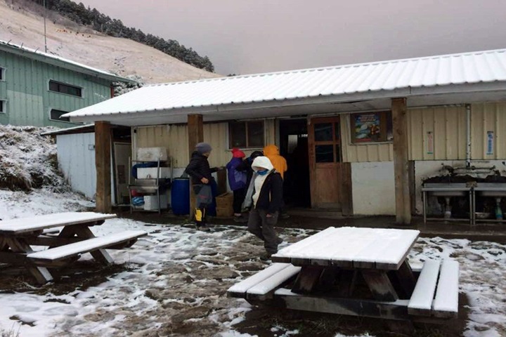 雪山積雪深達30公分 路牌遭雪冰封