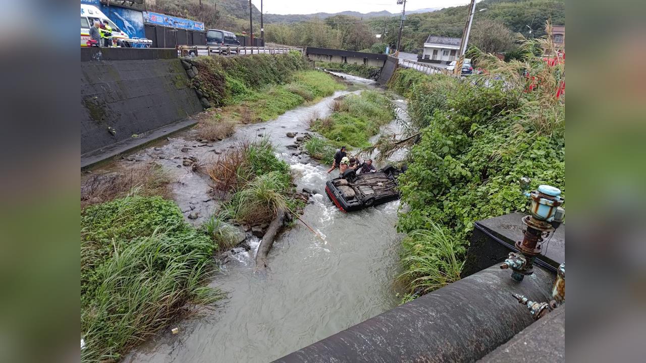 快新聞／貢寮金沙灣嚴重事故！轎車墜落3米深河道「兄OHCA、弟受傷」