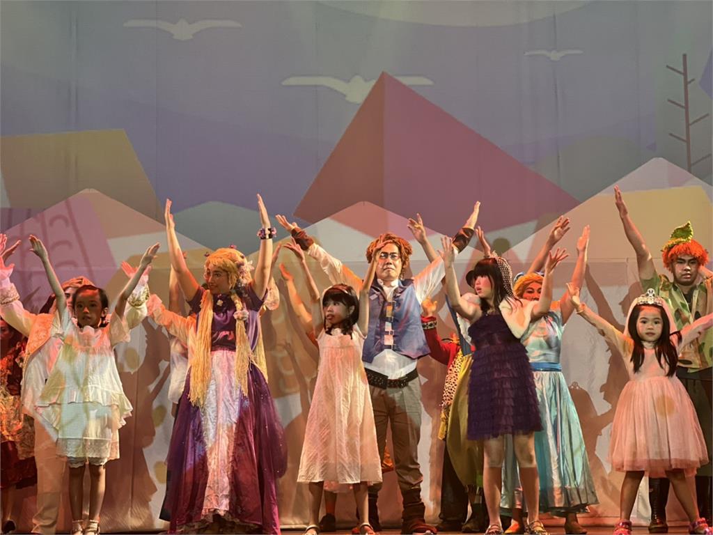 小可樂果劇團「落跑王子」歌舞劇登場　父母攜手孩童表演感動觀眾
