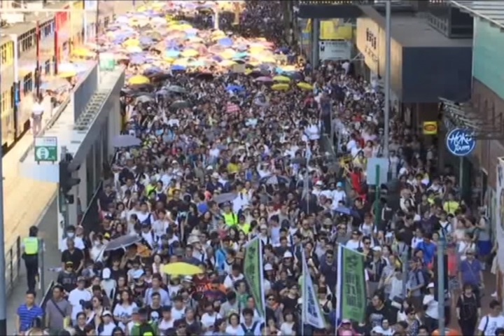 聲援黃之鋒等學運領袖 香港14萬人上街