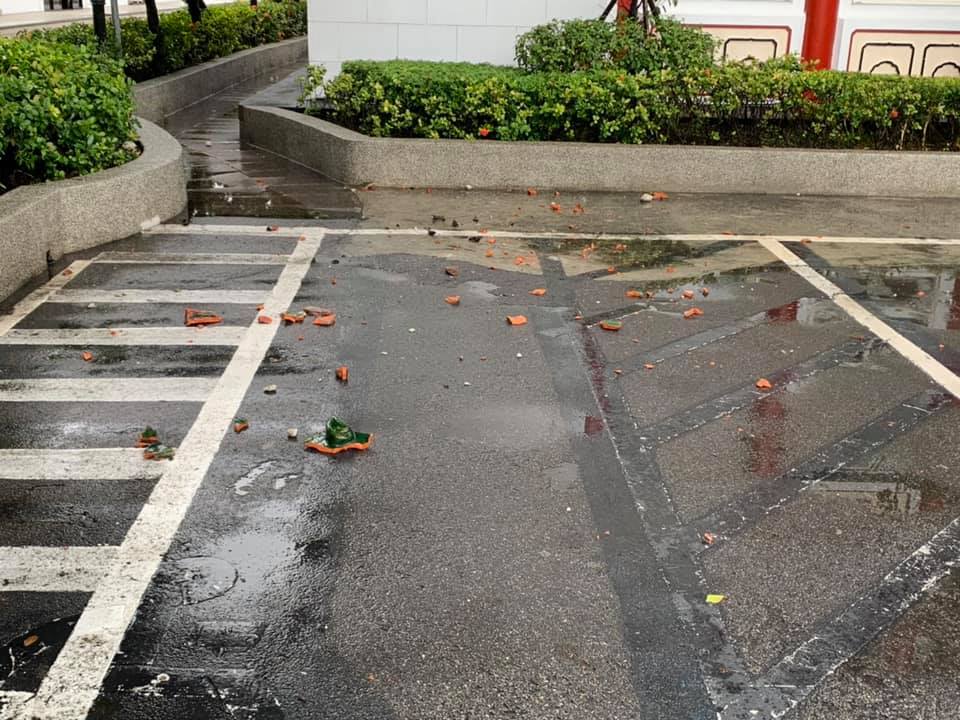 地震害的？台北殯儀館下磚塊雨　議員驚嚇：差10秒就被擊中