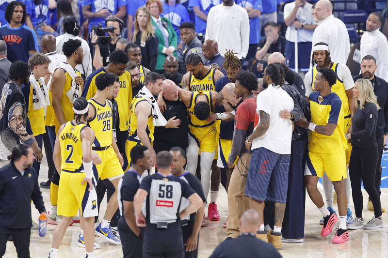 NBA季後賽(影)/溜馬糟糕了!哈利波頓「無碰撞」傷退 本戰確定無法再上場