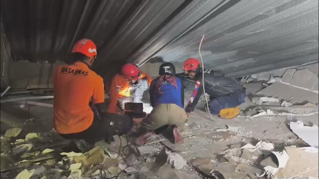 印尼學校不堪施工重量倒塌 釀1死百傷、38人遭活埋