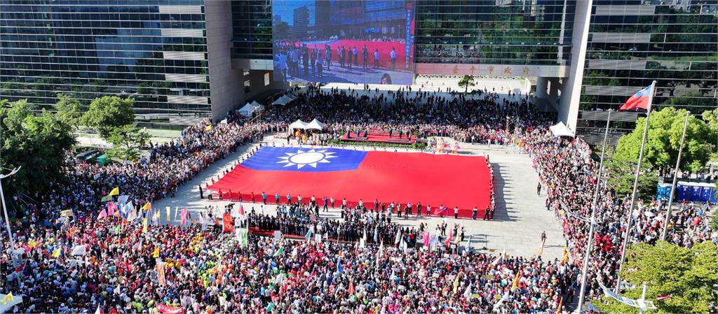 全國最大國旗震撼登場！ 2萬人齊聚府前廣場慶雙十 盧市長：台中榮光、閃耀國慶