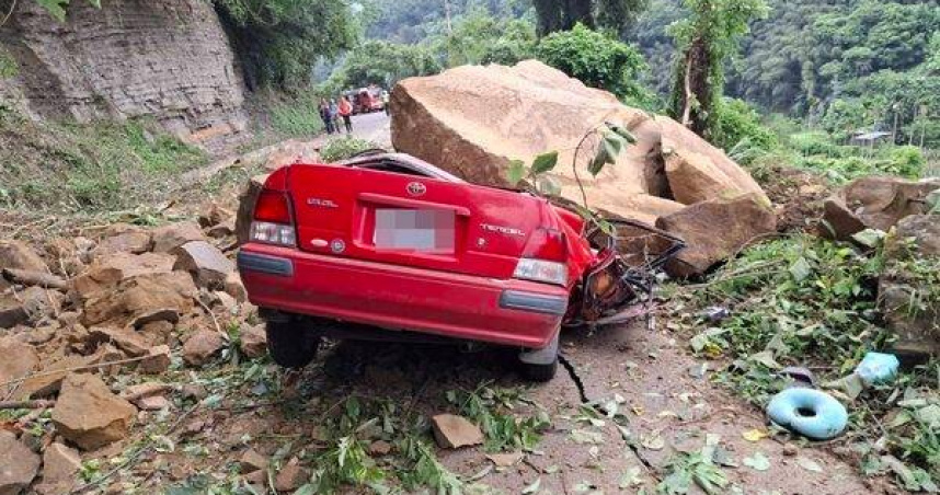 苗栗巨石「泰山壓車」奪命　紅車遭砸成廢鐵雙亡