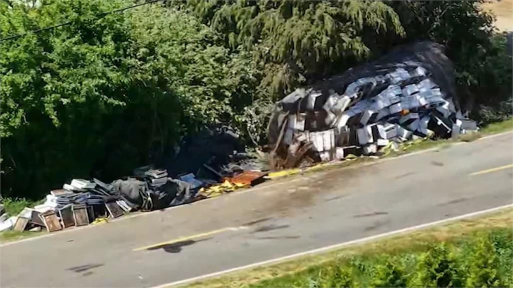 聯結車急轉彎翻覆　上千萬隻蜜蜂飛出　緊急封路