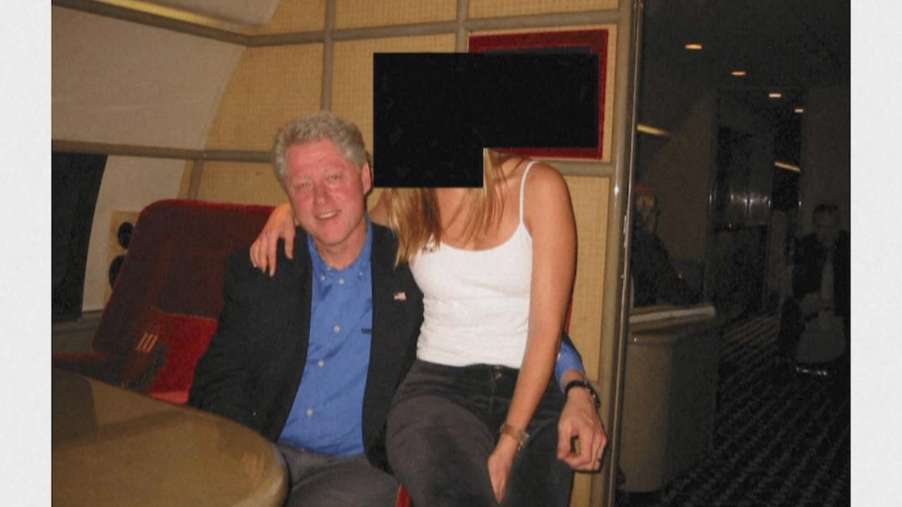 美國司法「布」遮黑淫魔照片？　柯林頓摟妹畫面曝