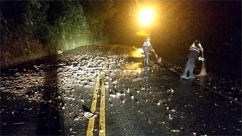 快新聞／蘇花公路、蘇南公路接連土石坍方 警冒雨排除