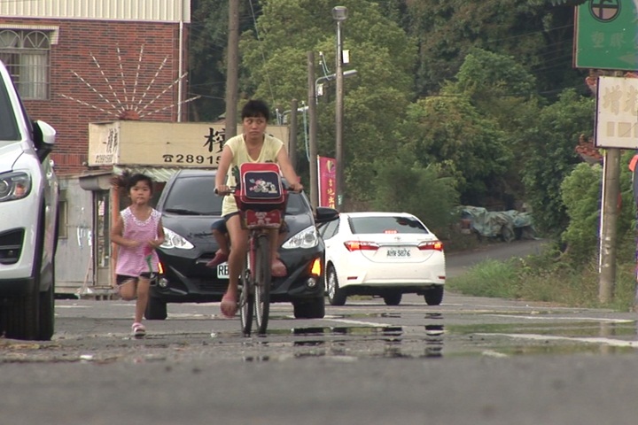 單車後座讓給弟弟 5歲女童每天跑兩公里回家