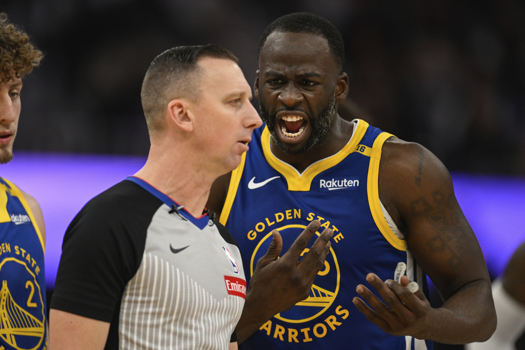 NBA(影)／耶誕大戰出奧步！勇士嘴綠雙手夾倒湖人兩球員　挨批：史上最骯髒球員