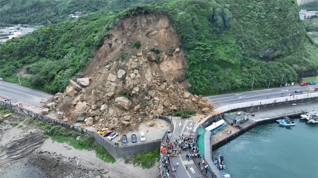 基隆潮境路段大面積山崩　民眾驚險逃生助小黃運將脫困