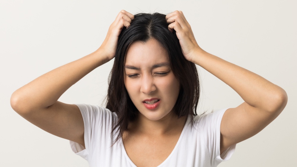一天不洗頭就很癢？ 醫揭5大頭皮敏感原因　亂搔抓恐惹這疾病纏身