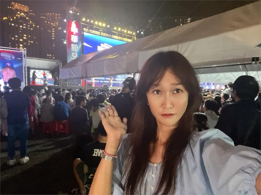 快新聞／12強桃園轉播現「巨大棚子」擋視線！　黃瓊慧：今晚前須改善