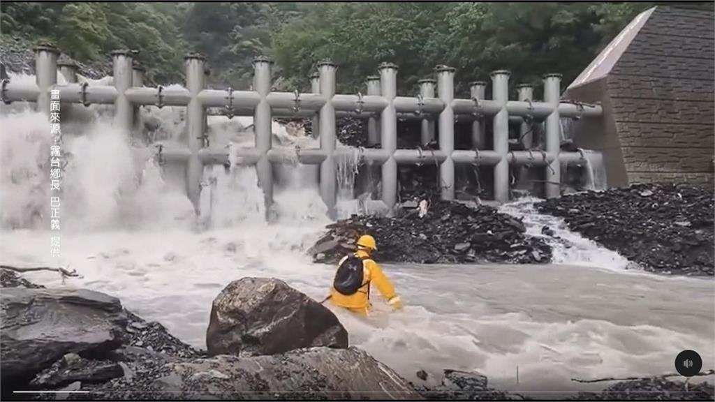 大雨釀坍方！屏東大武村淪孤島　霧台鄉長巴正義冒險涉溪幫送藥