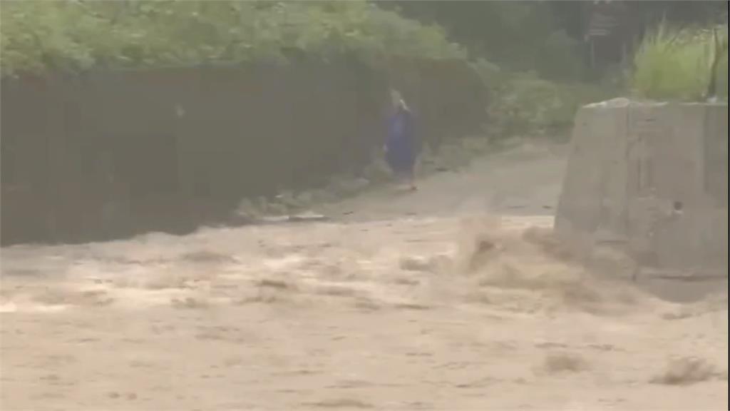 花蓮週六大雨溪水暴漲　2移工困美崙溪抱漂流上岸
