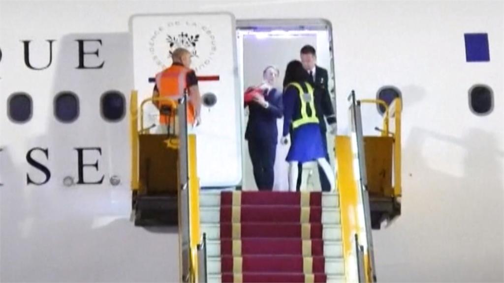 馬克宏訪越南下機遭「太座巴臉」　尷尬畫面瘋傳