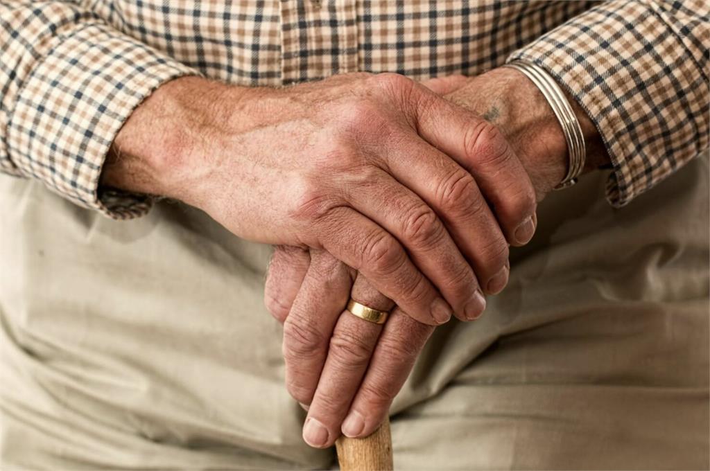 台灣逾65歲吸菸率還有13%  「老」菸槍失智風險增1.6倍!