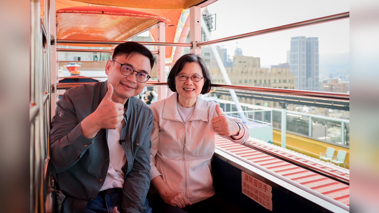 快新聞/蔡英文高雄趴趴走!與賴瑞隆一同搭乘「空中小火車」 民眾:一生難忘的回憶