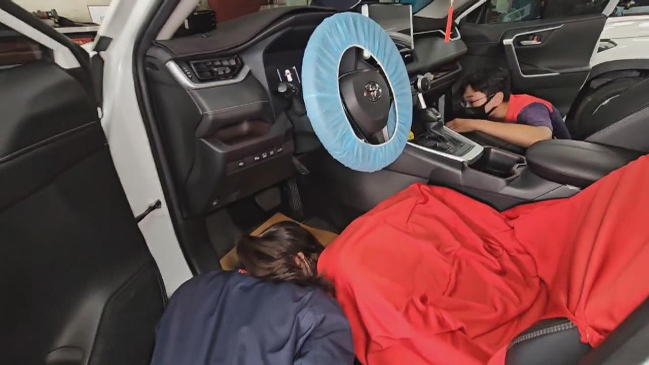 小黑貓上車躲進儀表板　好心車主衝保養廠找救援