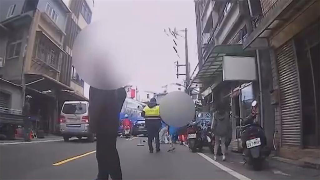 騎單車踩空重摔險被輾過 老翁送醫後酒測值高達1.76!