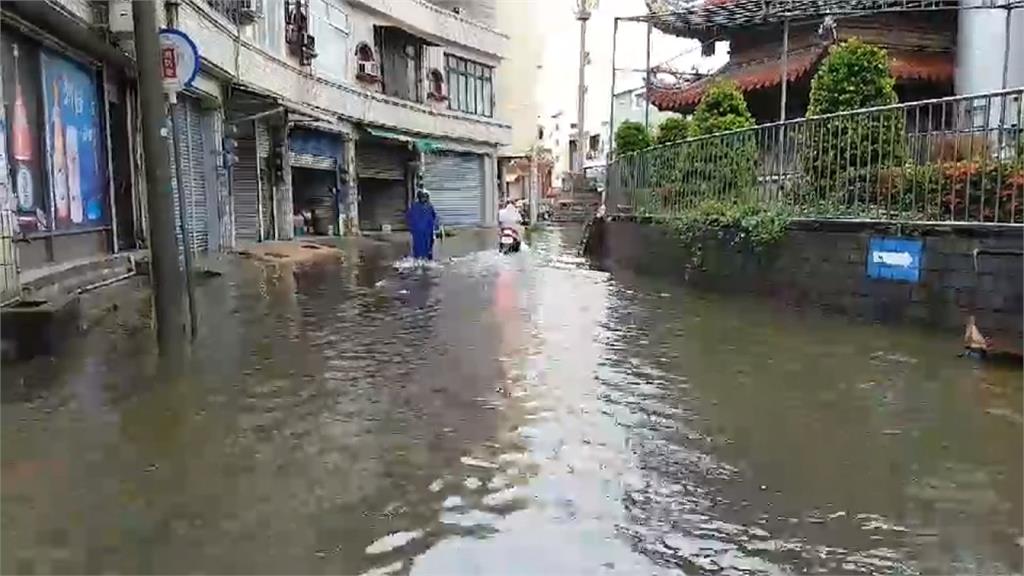 豪雨又逢大潮  東港王爺廟一帶水淹20公分