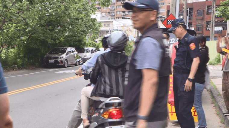 快新聞／桃園罷團送件又被嗆！　志工鼓掌歡送鬧場男：路上小心
