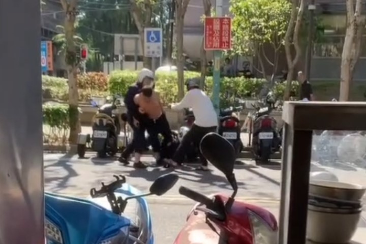 快新聞／邊騎車邊講手機！　失聯移工遭警查緝GG了