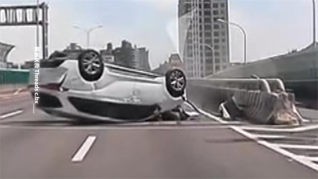 恍神？身體不適？　休旅車一路蛇行自撞分隔島翻覆